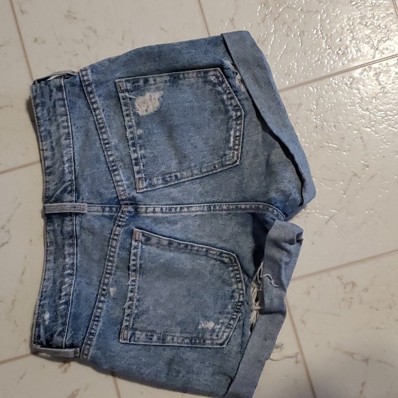 H & M Divided Denim Shorts - Picture 2 of 4